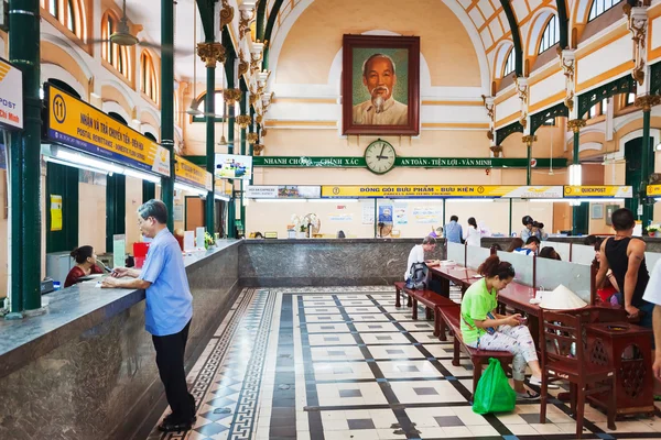 Kunden und Touristen im allgemeinen Postamt in ho chi minh — Stockfoto