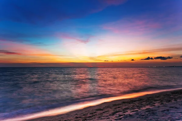 Пляж на закате — стоковое фото