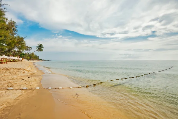 Playa tropical exótica bajo el cielo cubierto de clody — Foto de Stock