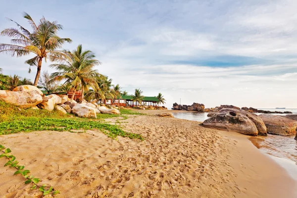 Exotic tropical beach under clody sky — Stock Photo, Image