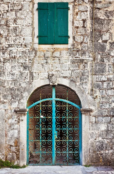 Kapı ve pencere ile eski duvar — Stok fotoğraf