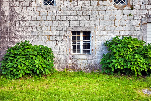 Parede de pedra com janela — Fotografia de Stock