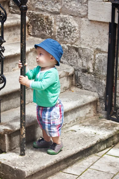 Mały chłopiec stojąc na drabinie — Zdjęcie stockowe