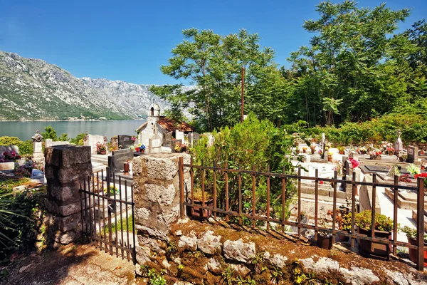 Dorffriedhof in den Bergen — Stockfoto