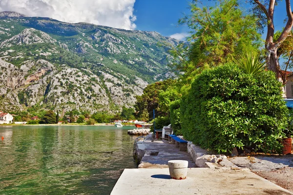 Strandpromenade mit Meer und Bergen — Stockfoto