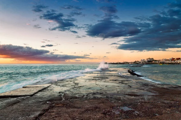 Coucher de soleil sur les rochers — Photo