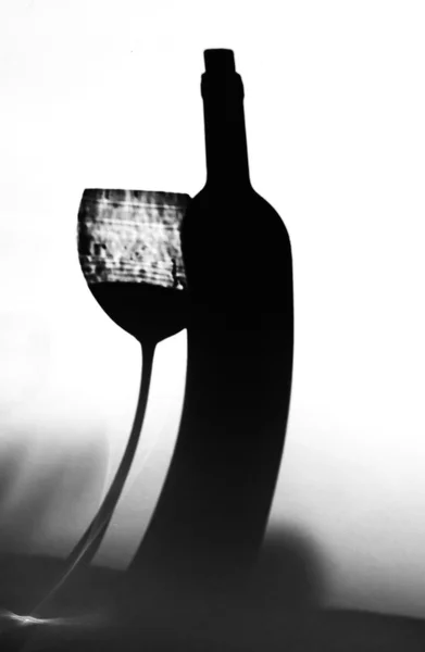 Ombra di una bottiglia di vino e un bicchiere — Foto Stock