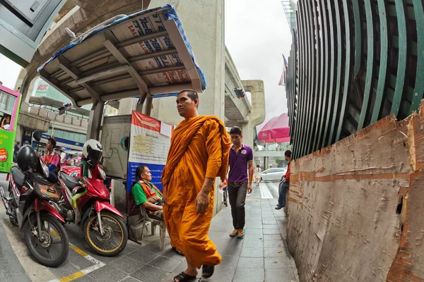 Monaco buddista cammina lungo una strada — Foto Stock