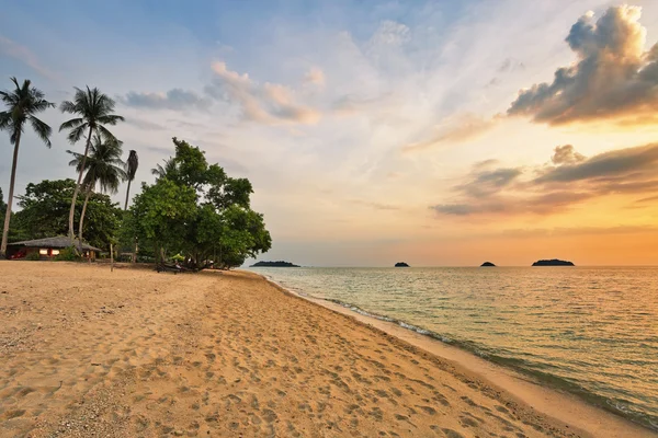 Spiaggia tropicale al tramonto. — Foto Stock