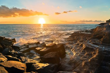 Kayalar gün batımında 