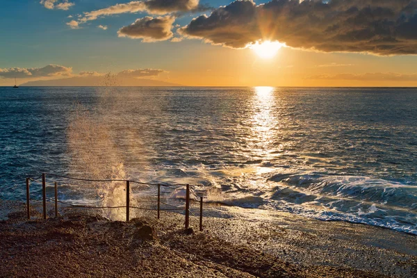 Zonsondergang op de rotsen — Stockfoto