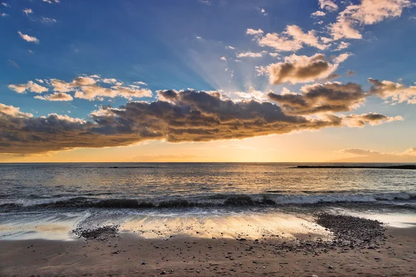 Solnedgång på stranden — Stockfoto