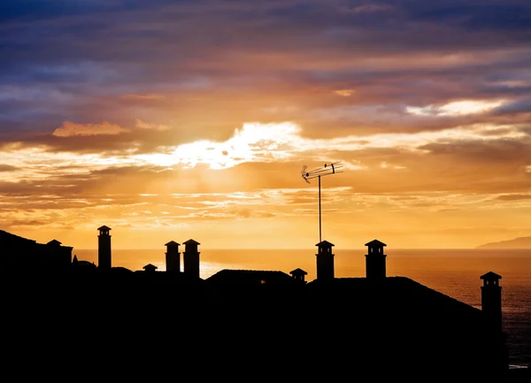 Silhouettes coucher de soleil des maisons — Photo