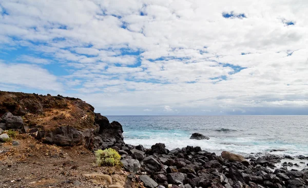 Playa tropical bajo un cielo sombrío — Foto de Stock