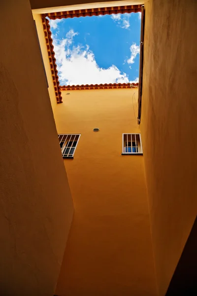 Céu azul emoldurado pela construção — Fotografia de Stock