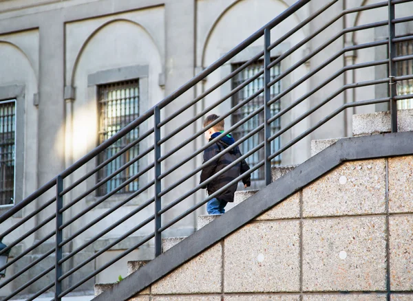 Criança descendo as escadas — Fotografia de Stock