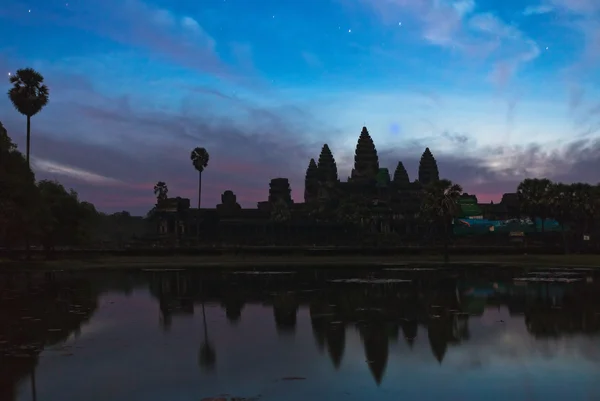 Świątynia Angkor wat w nocy — Zdjęcie stockowe