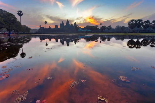 Sunrise at angkor wat temple — Stock Photo, Image