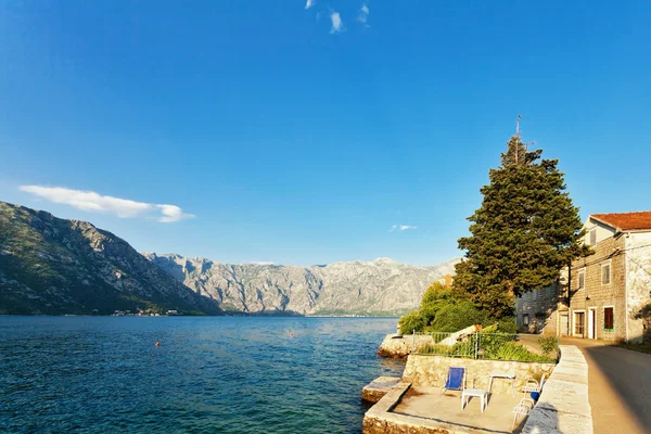 Bella montagna e vista mare — Foto Stock