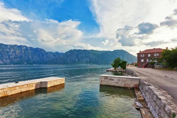 Bella montagna e vista mare — Foto Stock