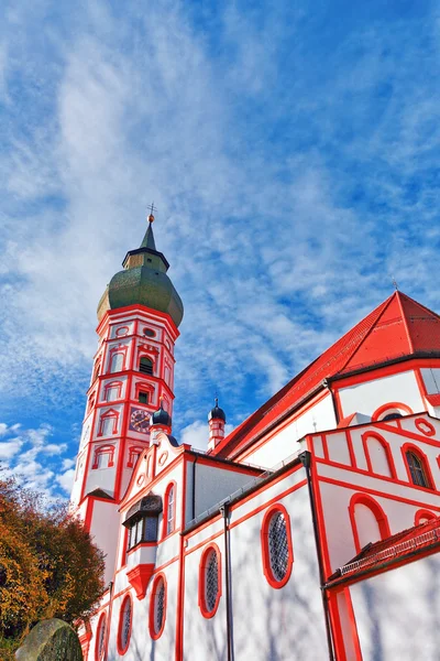 Alte Kirche auf Himmelshintergrund — Stockfoto