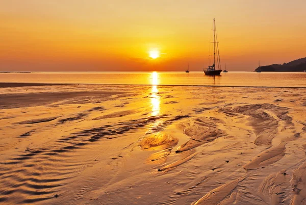Jacht na morzu na zachodzie słońca — Zdjęcie stockowe
