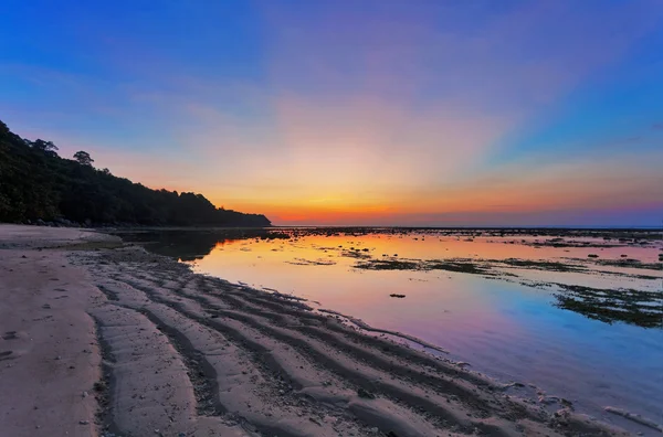 夕阳落海滩 — 图库照片