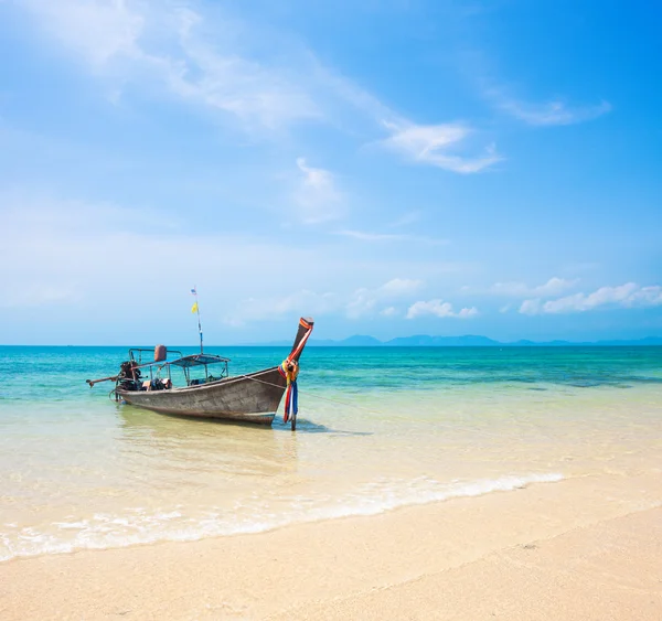Long boat at beach — Stock Photo, Image