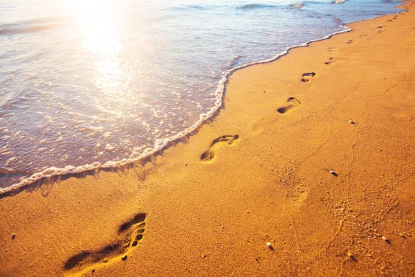 Strand, Welle und Fußabdrücke — Stockfoto