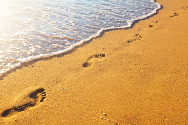 Plaży, fala i ślady — Zdjęcie stockowe