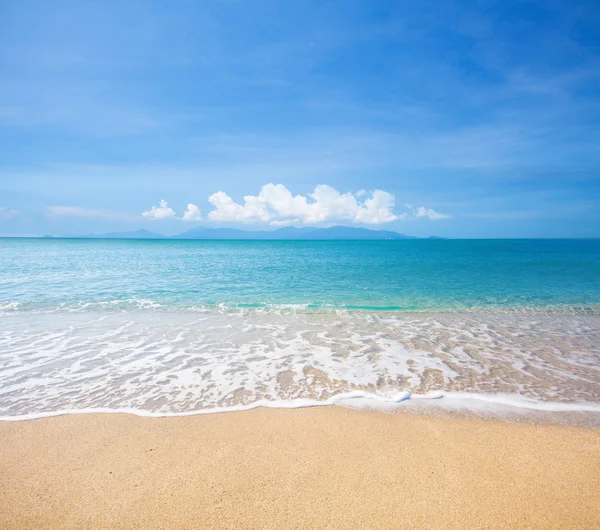 Strand und tropisches Meer — Stockfoto