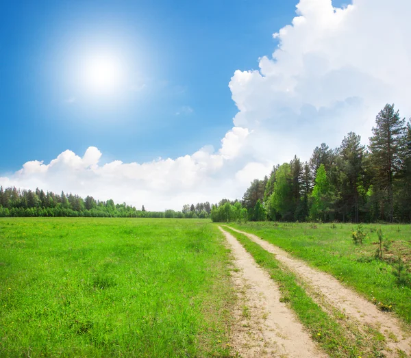 Straße und blauer Himmel Stockfoto