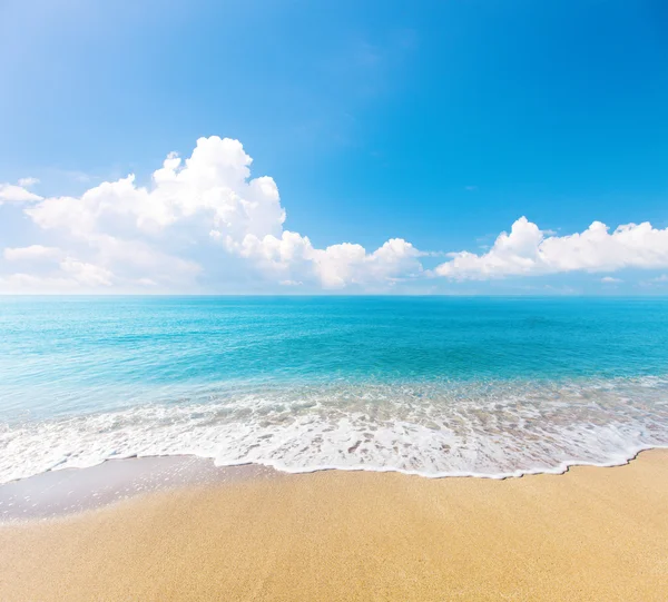 Praia e mar tropical — Fotografia de Stock