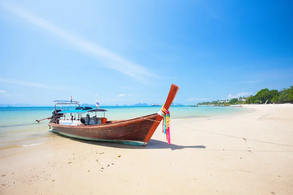 Bateau à longue queue sur la plage tropicale — Photo