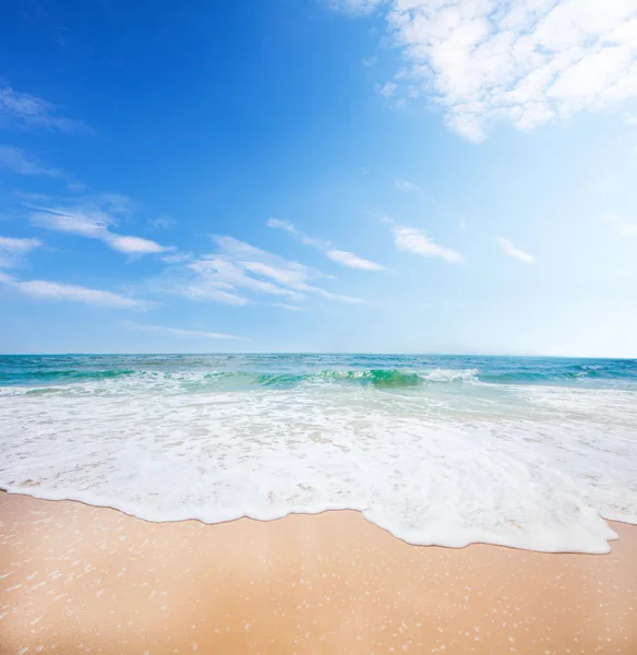 Praia e mar tropical — Fotografia de Stock