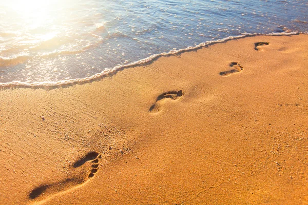 Strand, Golf- en voetafdrukken — Stockfoto