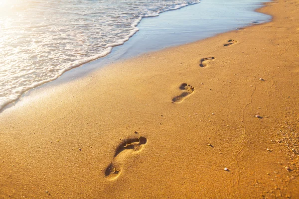 Fotspår på sandstranden — Stockfoto