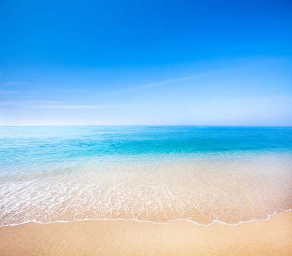 Bela praia e mar tropical — Fotografia de Stock