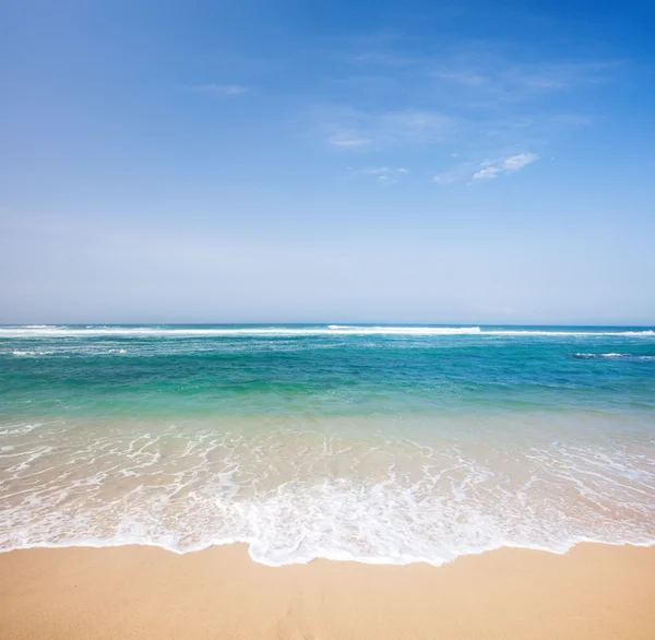 Belle plage et mer tropicale — Photo