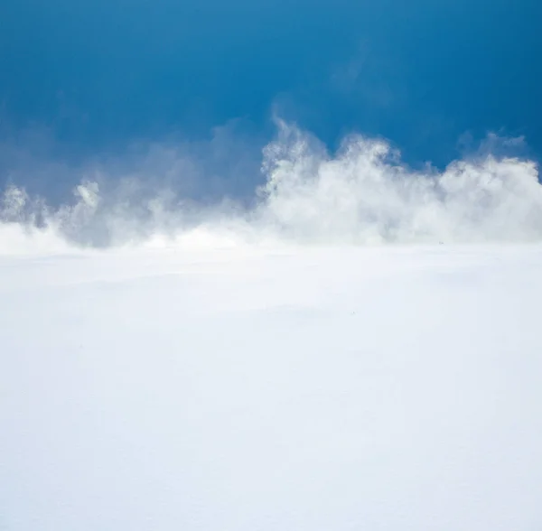 Гора Облаками Снегом Голубым Небом Позади — стоковое фото