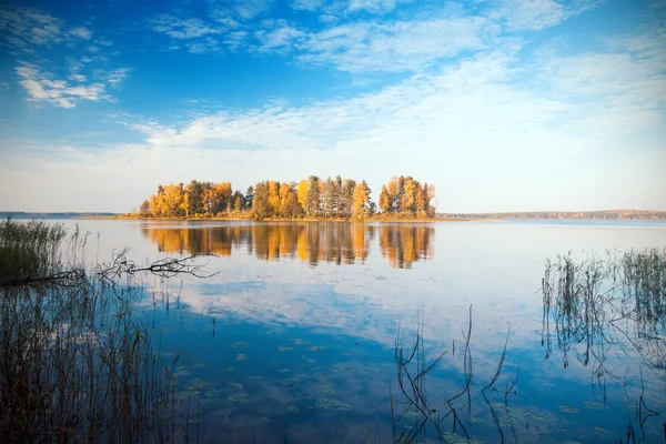 Île et lac d'automne — Photo