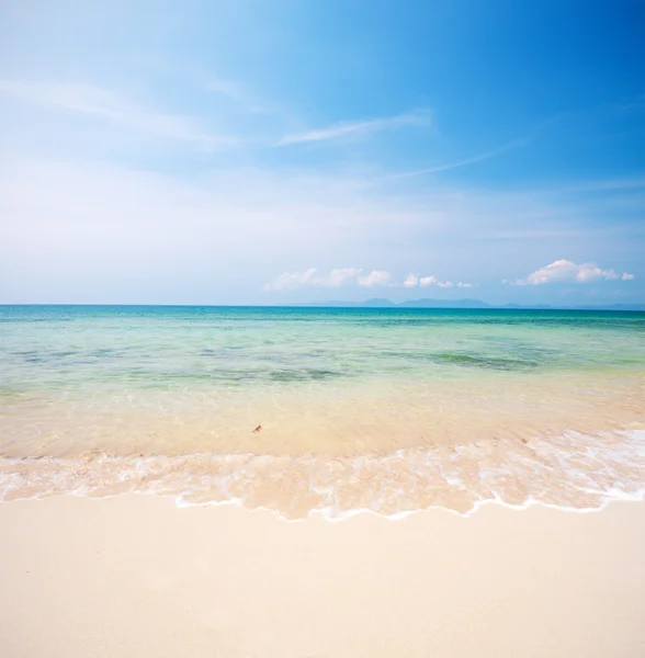 Strand en tropische zee Rechtenvrije Stockfoto's