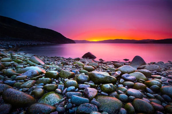 Coucher de soleil sur la côte de pierre — Photo