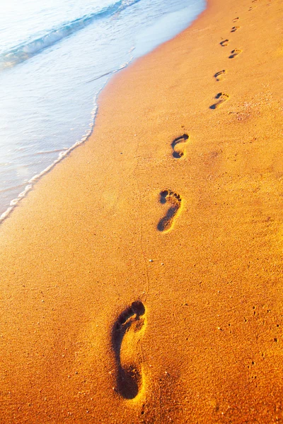 Sandstrand och fotspår — Stockfoto