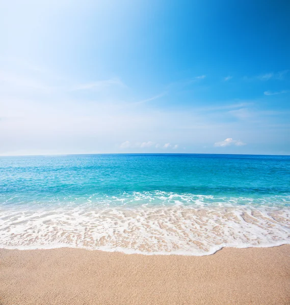 Strand und wunderschönes tropisches Meer — Stockfoto