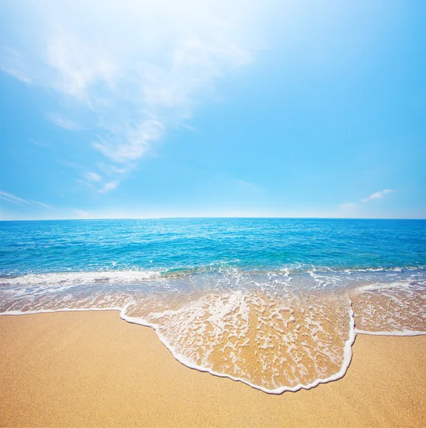 Strand und wunderschönes tropisches Meer — Stockfoto