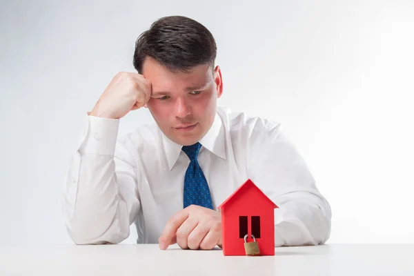 Verdrietig Man met een rode papier huis — Stockfoto