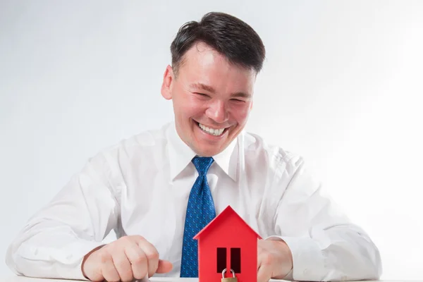 Man med ett rött papper hus — Stockfoto