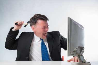 Kızgın adam tutarak Pc monitör üzerinde çekiç