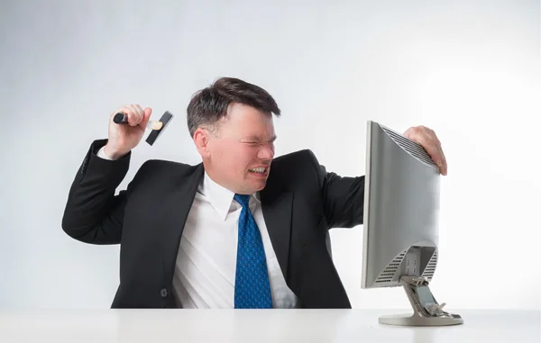 Angry men holding hammer over PC monitor — Stock Photo, Image